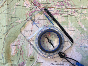 Karta och kompass ska alltid finns på din packlista inför fjällvandringen