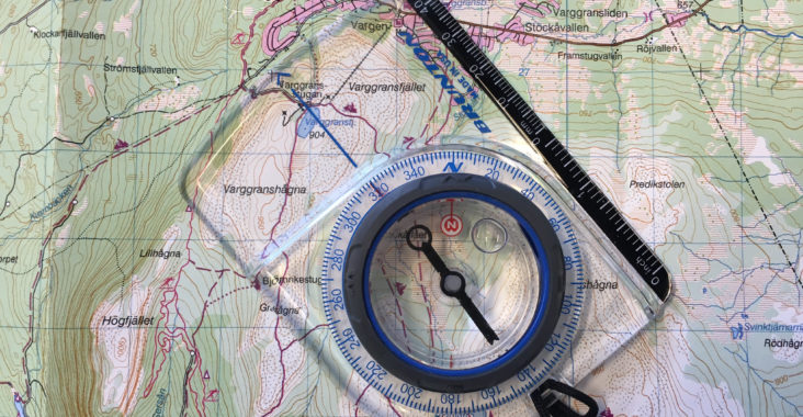 Karta och kompass ska alltid finns på din packlista inför fjällvandringen